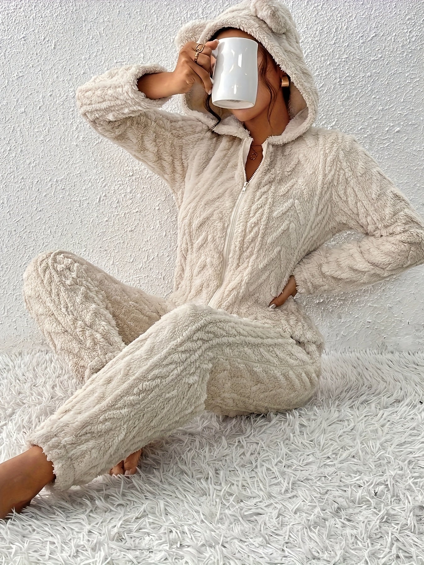 Grenouillère Femme Douce Motif Géométrique Ours Beige à Capuche avec Fermeture Éclair