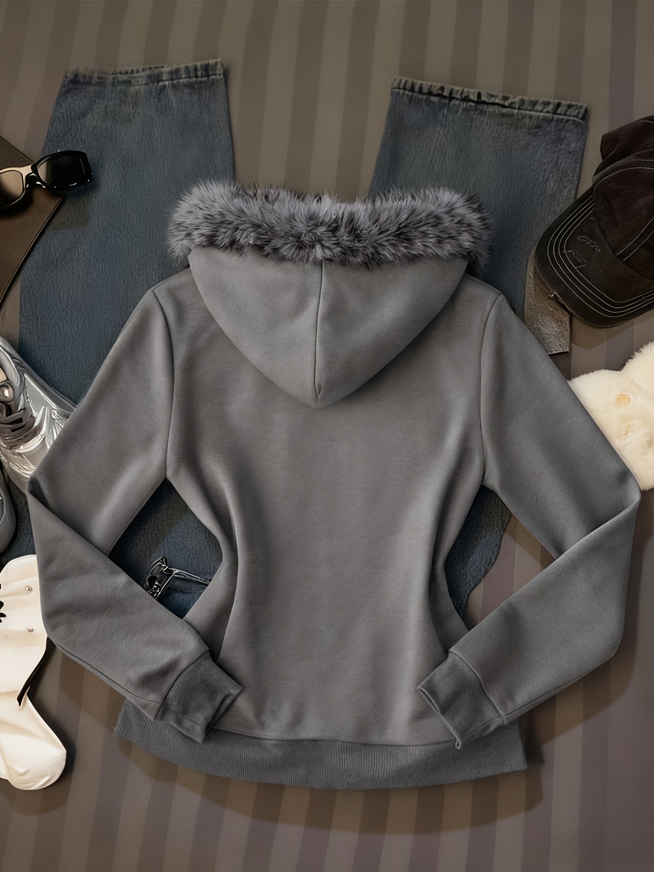 Veste à capuche grise pour femme avec bordure en fausse fourrure et motif brodé