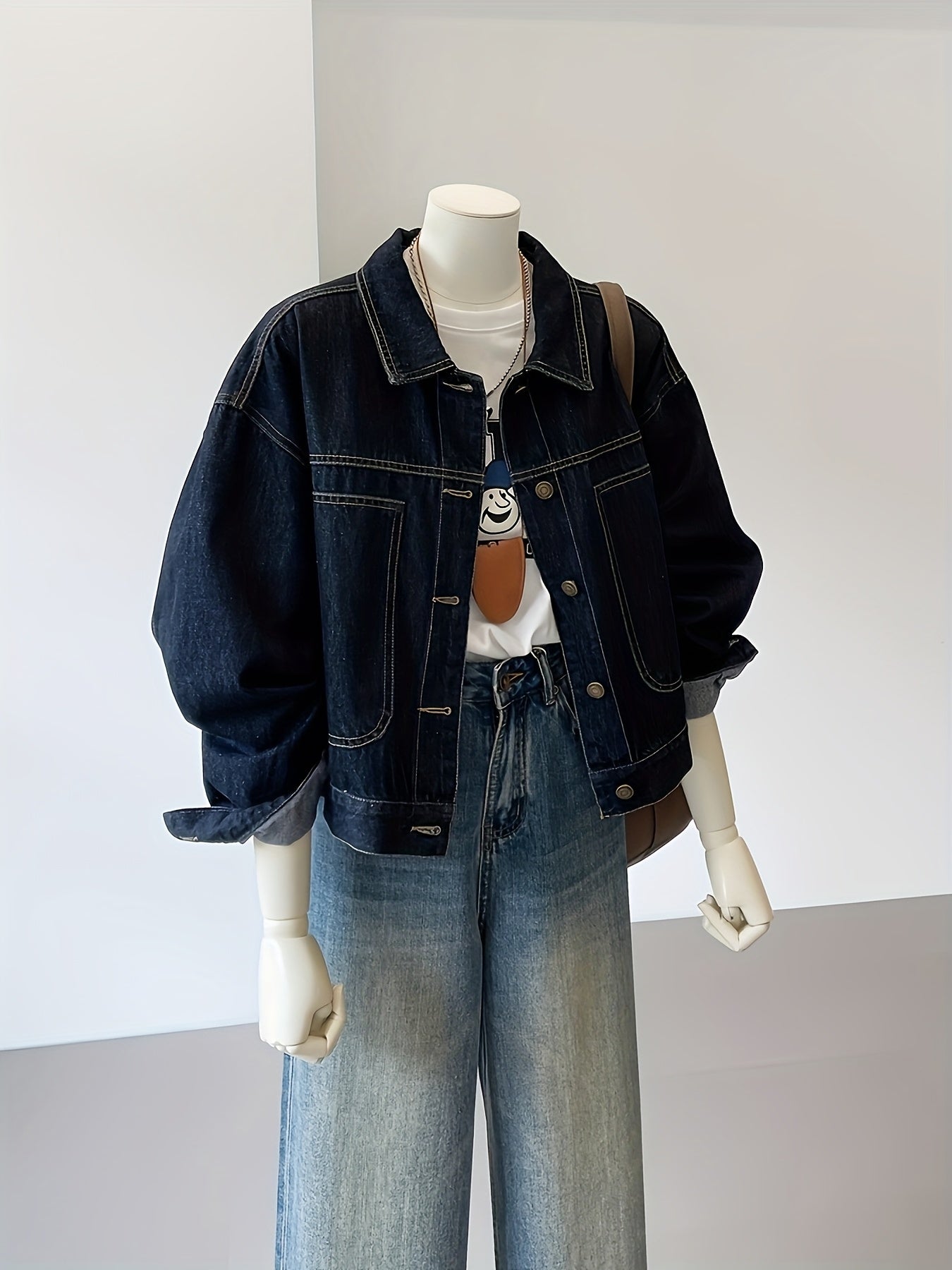 Veste en jean femme bleu foncé coupe courte et ample avec coutures apparentes
