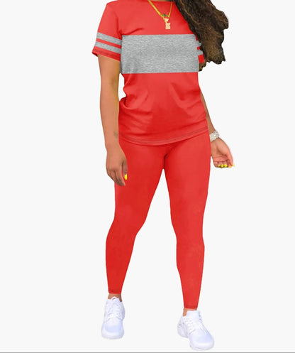 Avslappnat damset med randig t-shirt och leggings – sportig chic vardagsstil