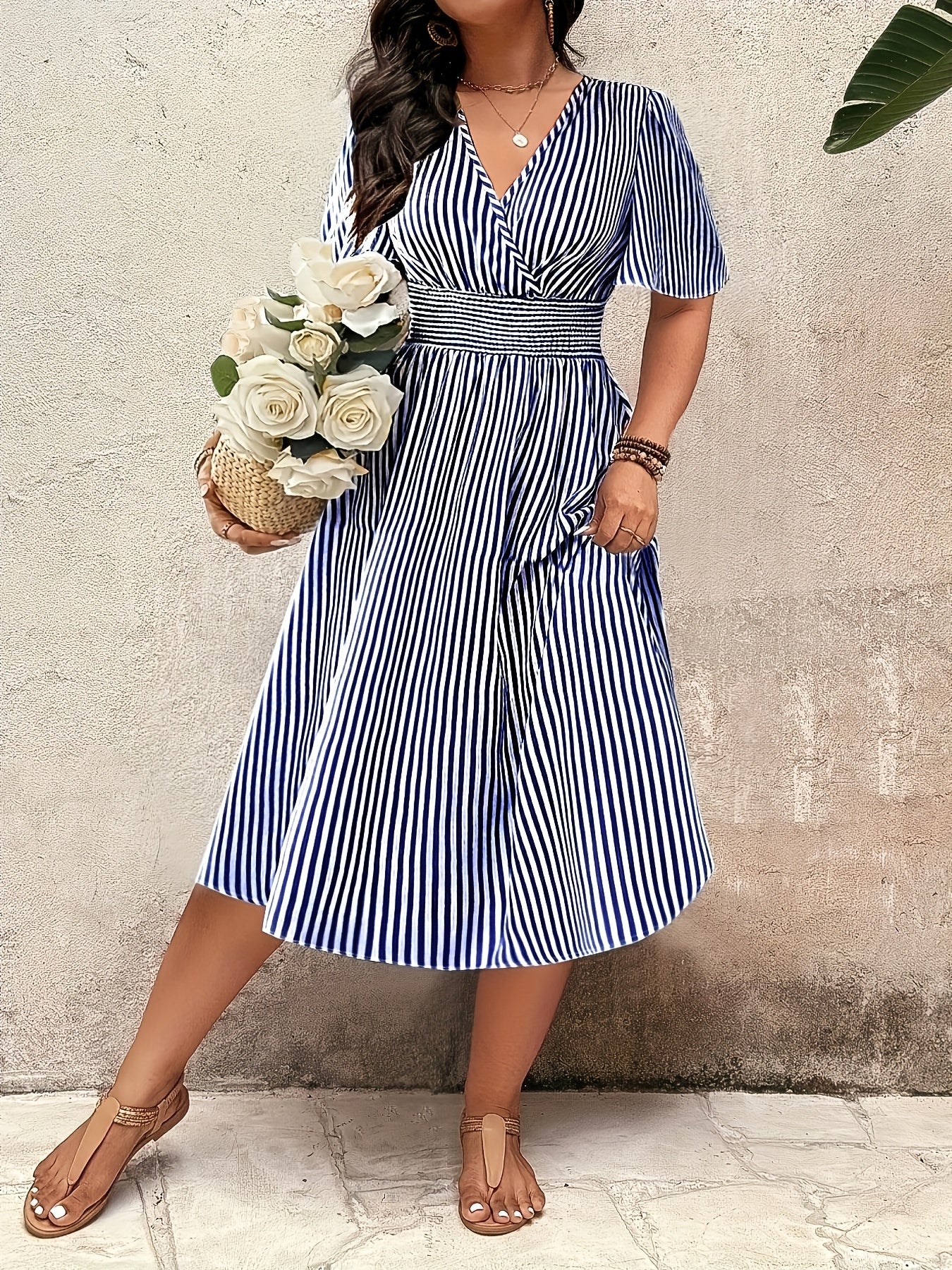 Robe élégante à rayures pour femme, style croisé et taille smockée, idéale pour les occasions spéciales