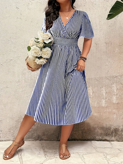 Robe élégante à rayures pour femme, style croisé et taille smockée, idéale pour les occasions spéciales