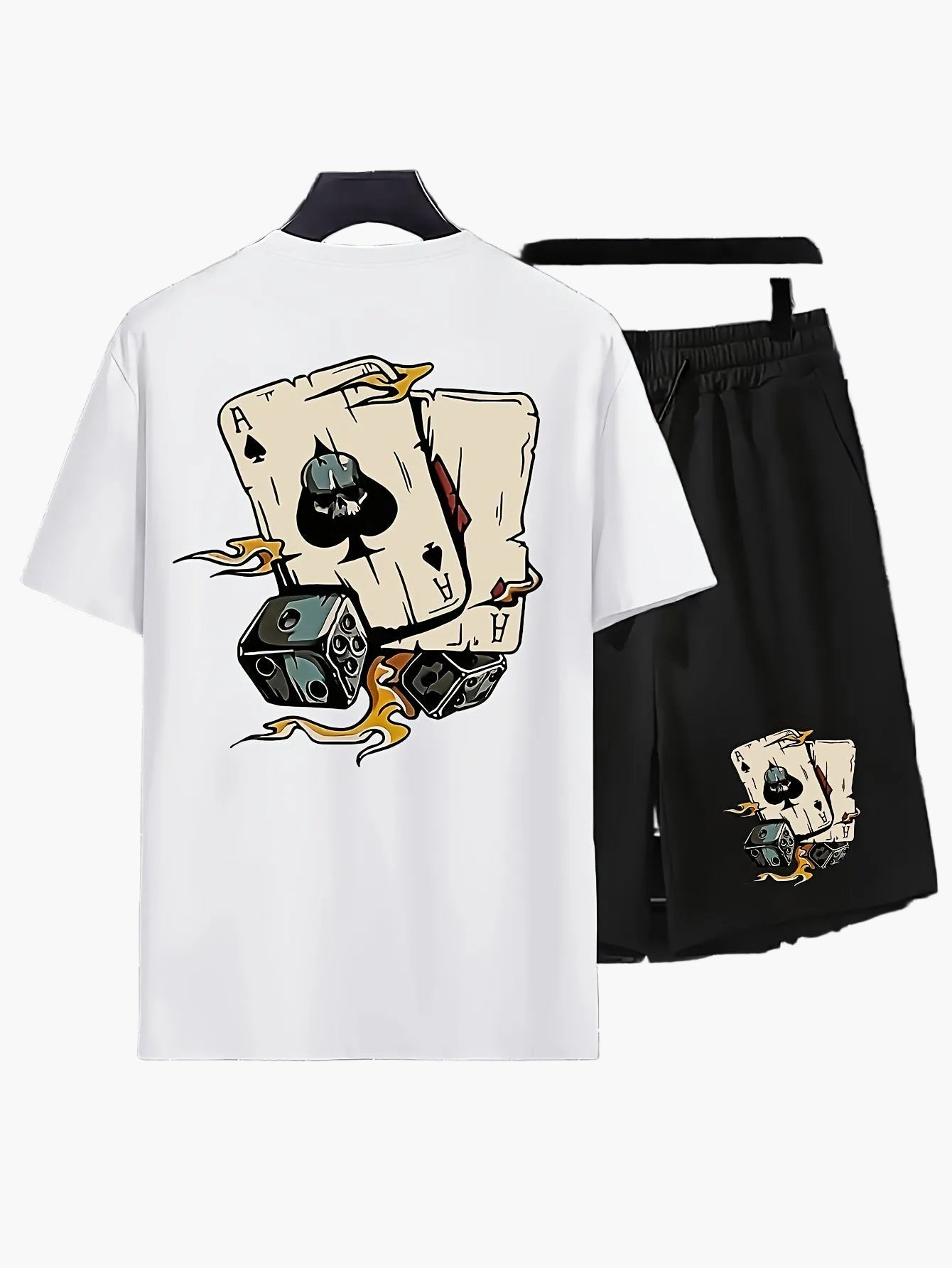 Lässiges Herren Outfit – T-Shirt mit Pik-Ass Aufdruck und Shorts, moderner Stil, ideal für den Sommer