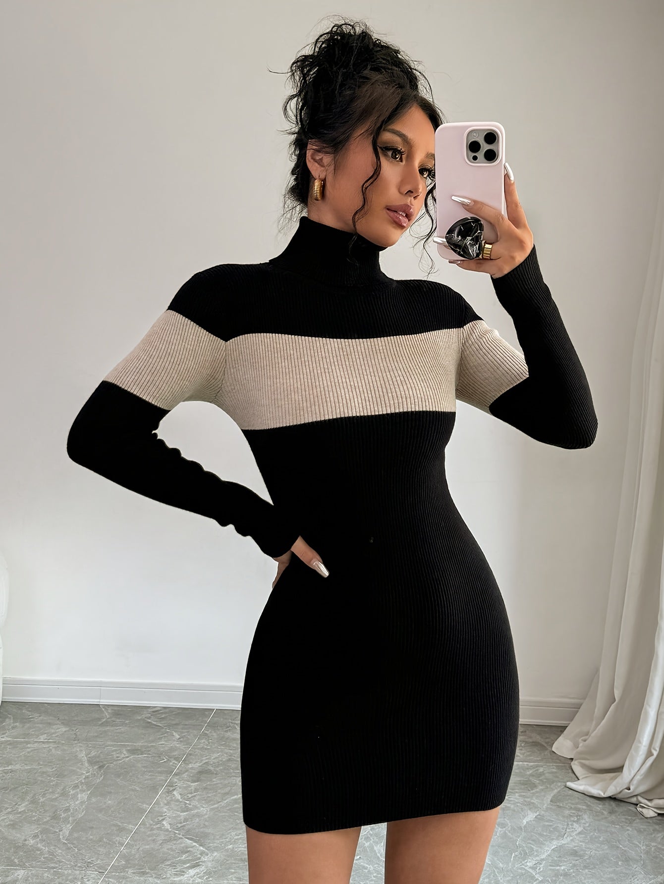 Robe pull moulante côtelée à col roulé femme bicolore noir et écru