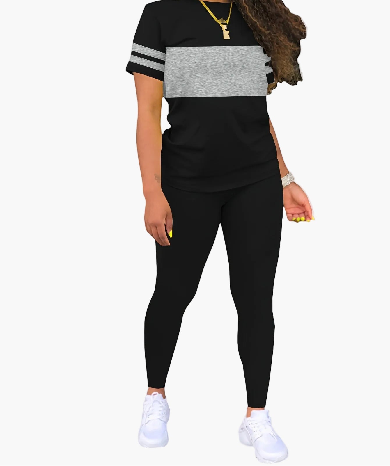 Avslappnat damset med randig t-shirt och leggings – sportig chic vardagsstil