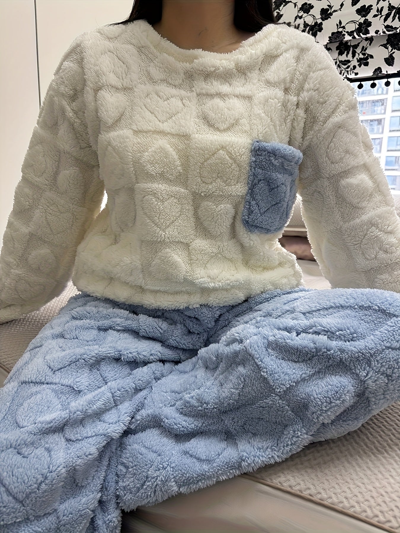 Pyjama Femme Doux Bicolore Motif Cœurs avec Poche Poitrine