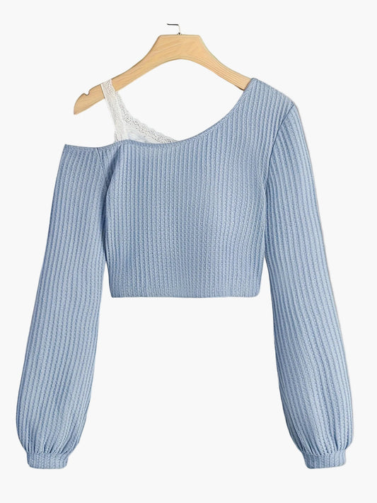 Kort damtröja med asymmetrisk design och bar axel med spetsdetalj – Trendig avslappnad stil