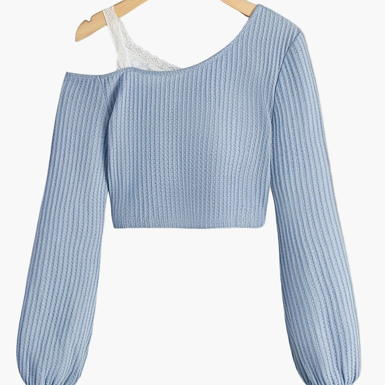 Pull court femme style asymétrique à épaule dénudée avec détail dentelle – Mode décontractée tendance