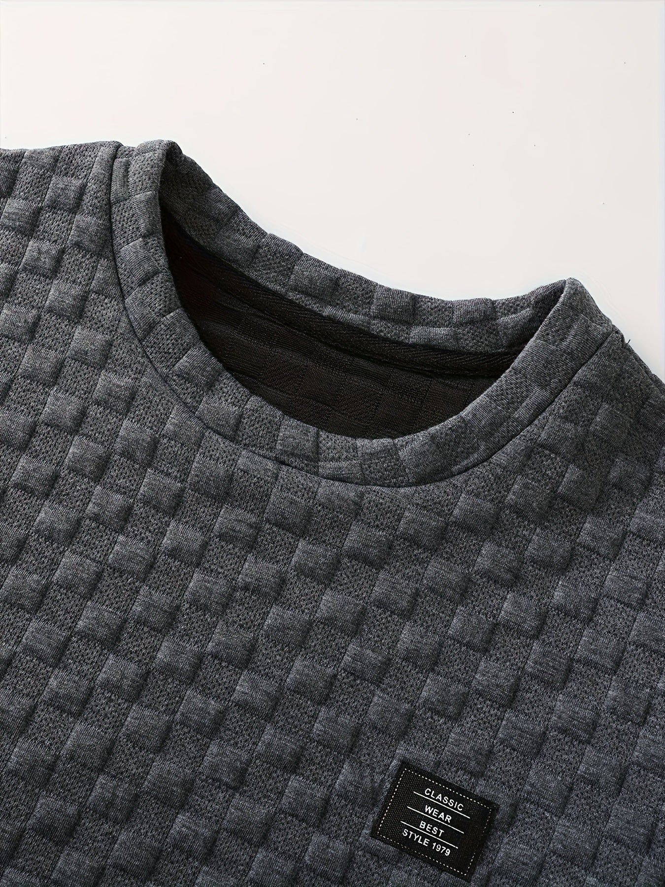 Camiseta hombre manga corta estilo urbano con estampado gofrado moderno