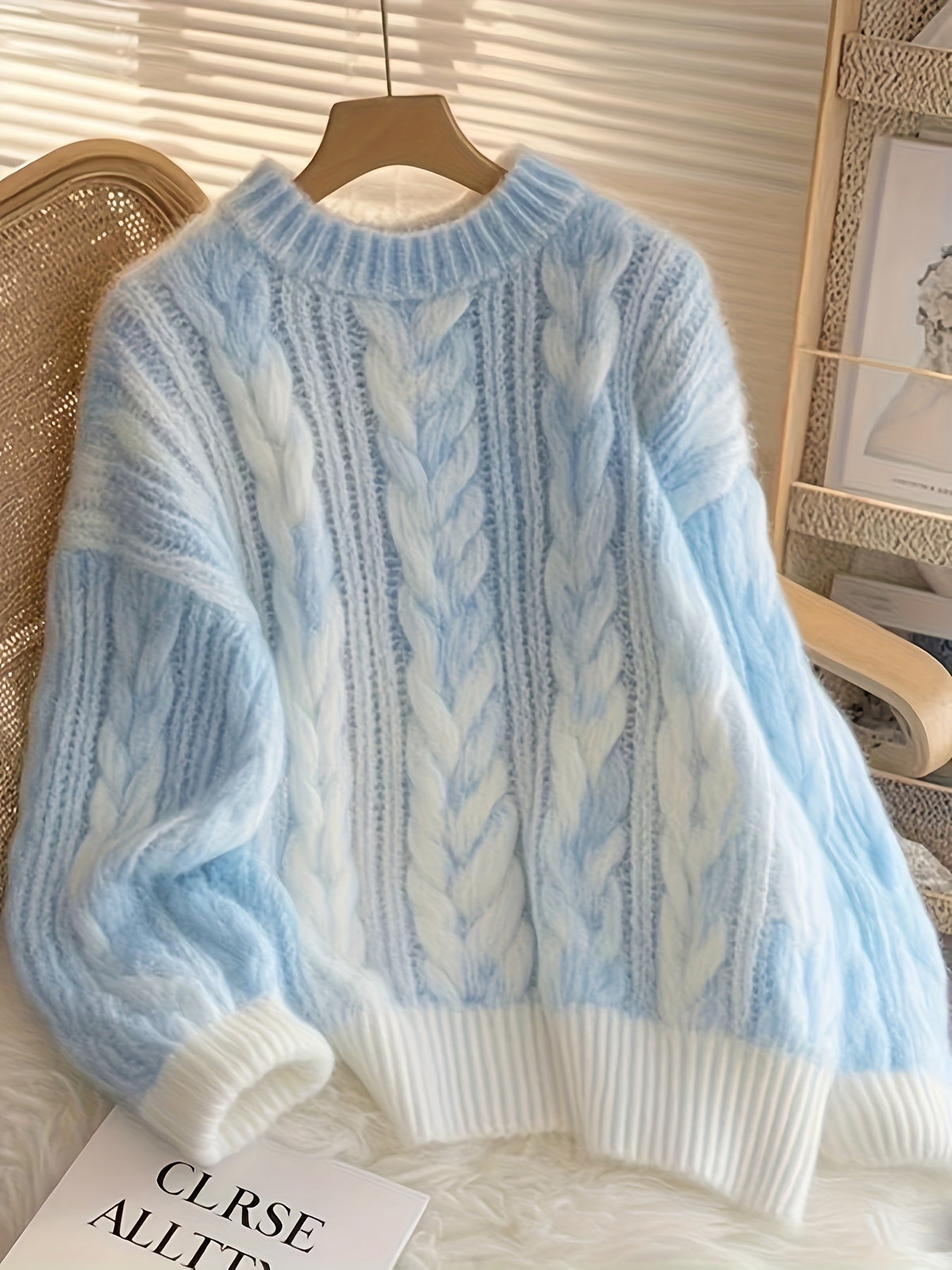 Pull en maille tressée bicolore bleu ciel et blanc col rond doux