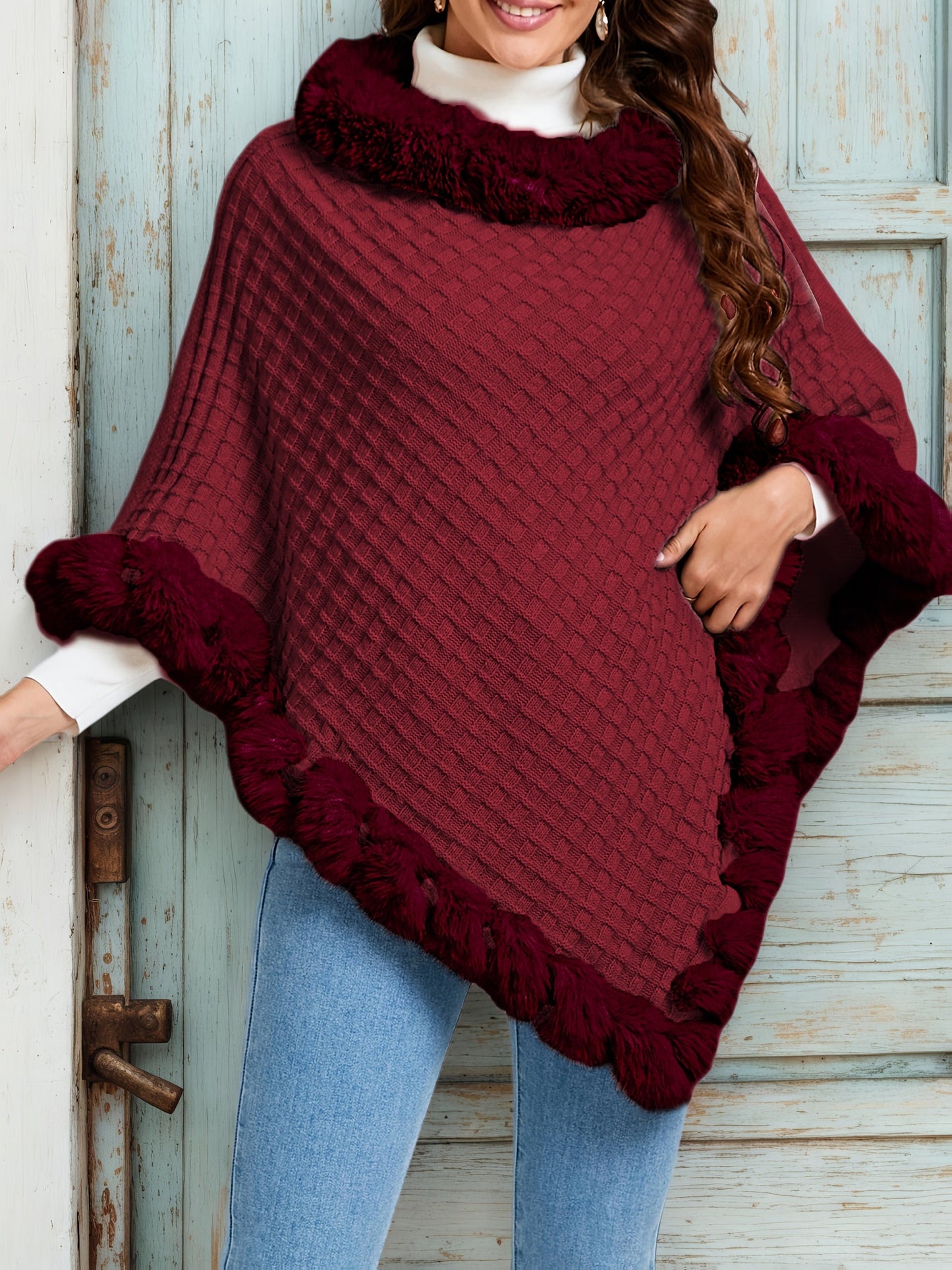 Poncho Femme Tricoté Motif Losanges Gris avec Bordure en Fausse Fourrure