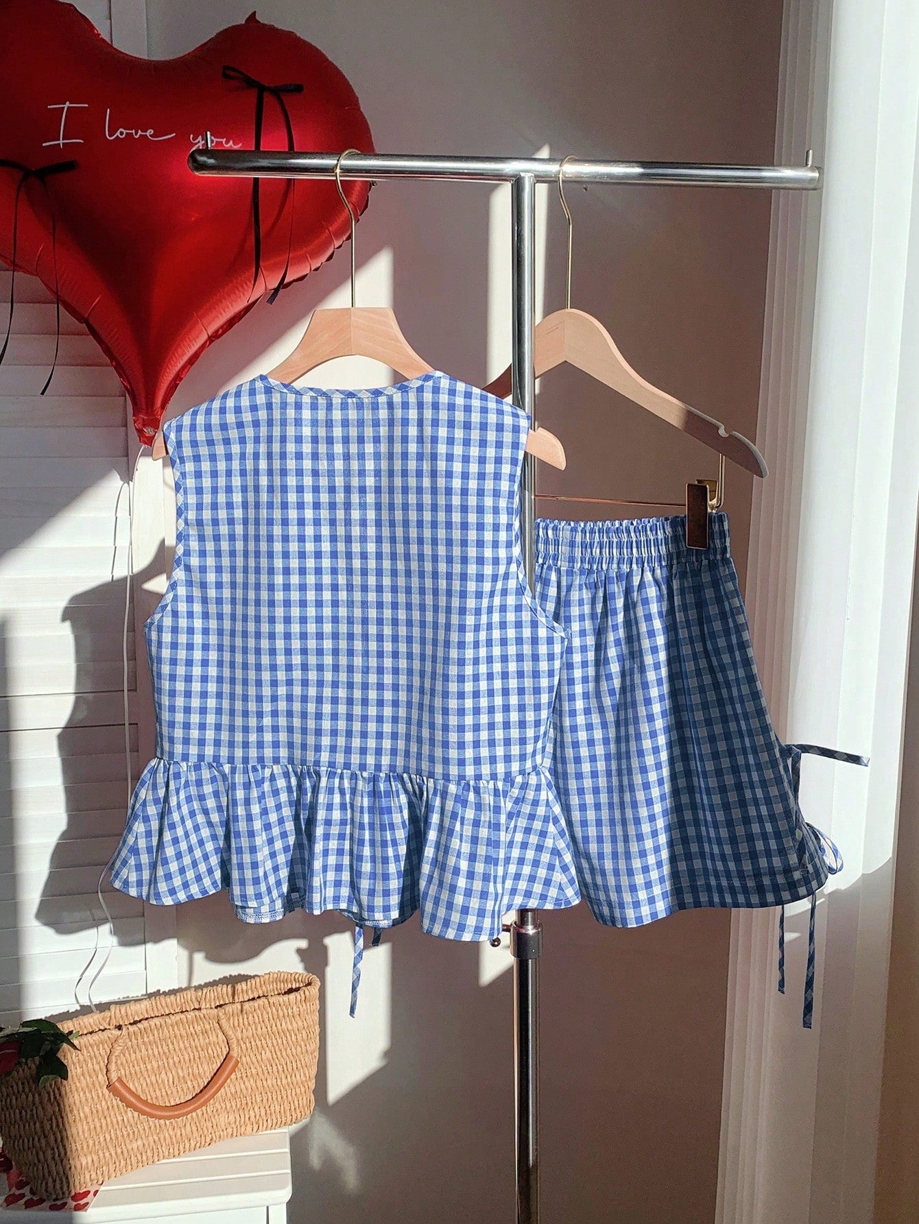 Ensemble coordonné femme style décontracté à rayures avec top sans manches à volants et short taille haute