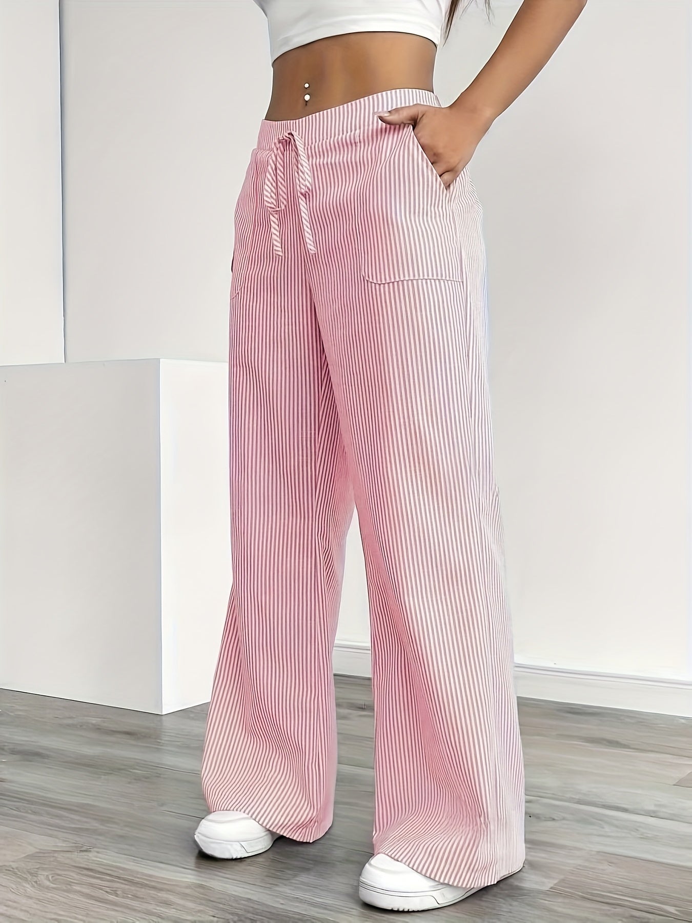 Weite gestreifte Damenhose im lässigen Stil, ideal für Wochenenden und Sommer  