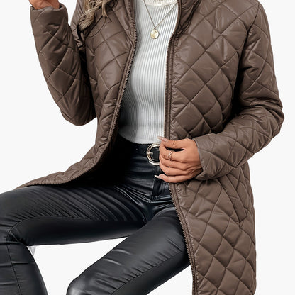 Lang quiltet kåpe for dame i urban chic stil til vinteren