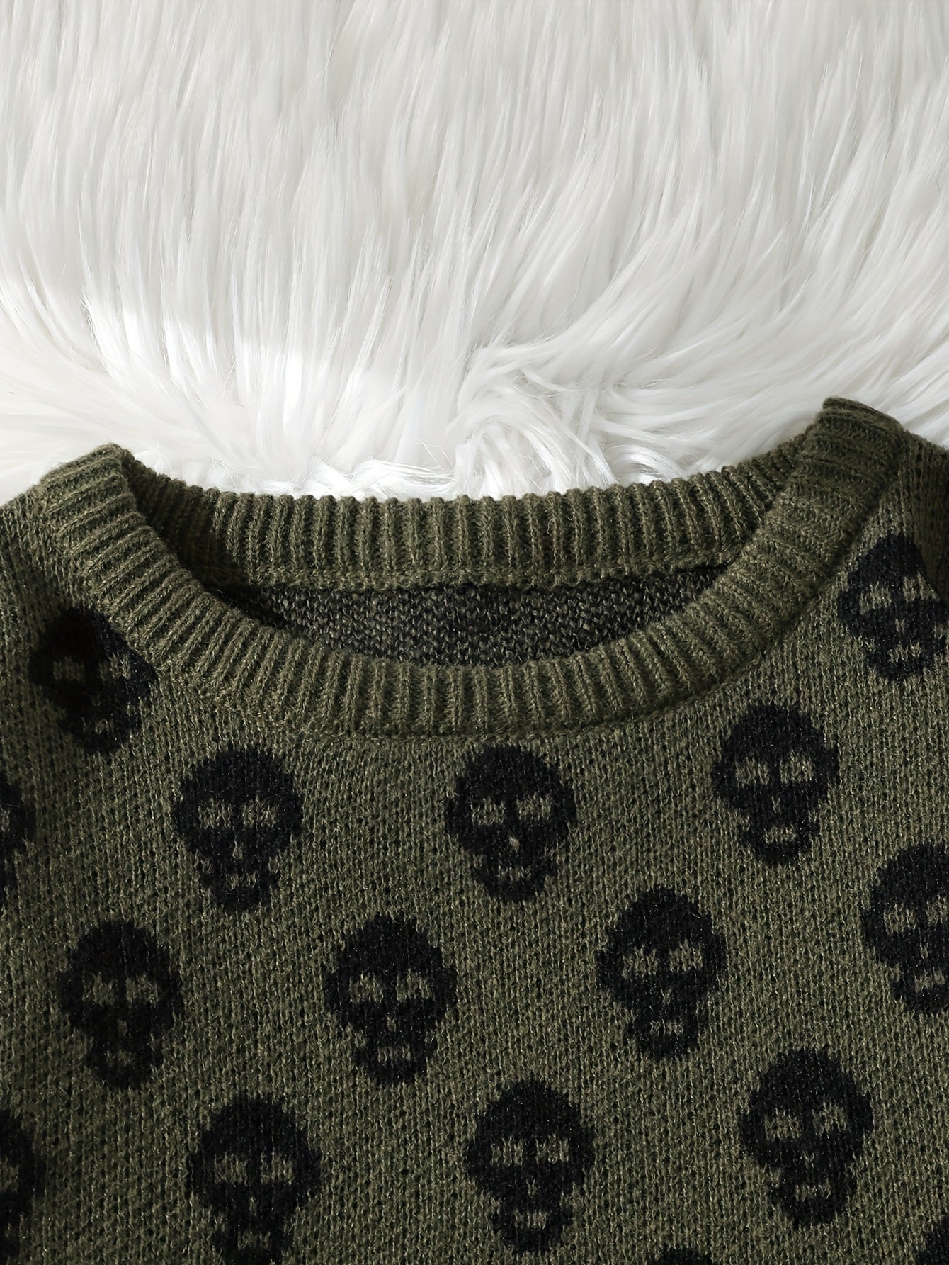 Pull col rond à motif têtes de mort en tricot doux