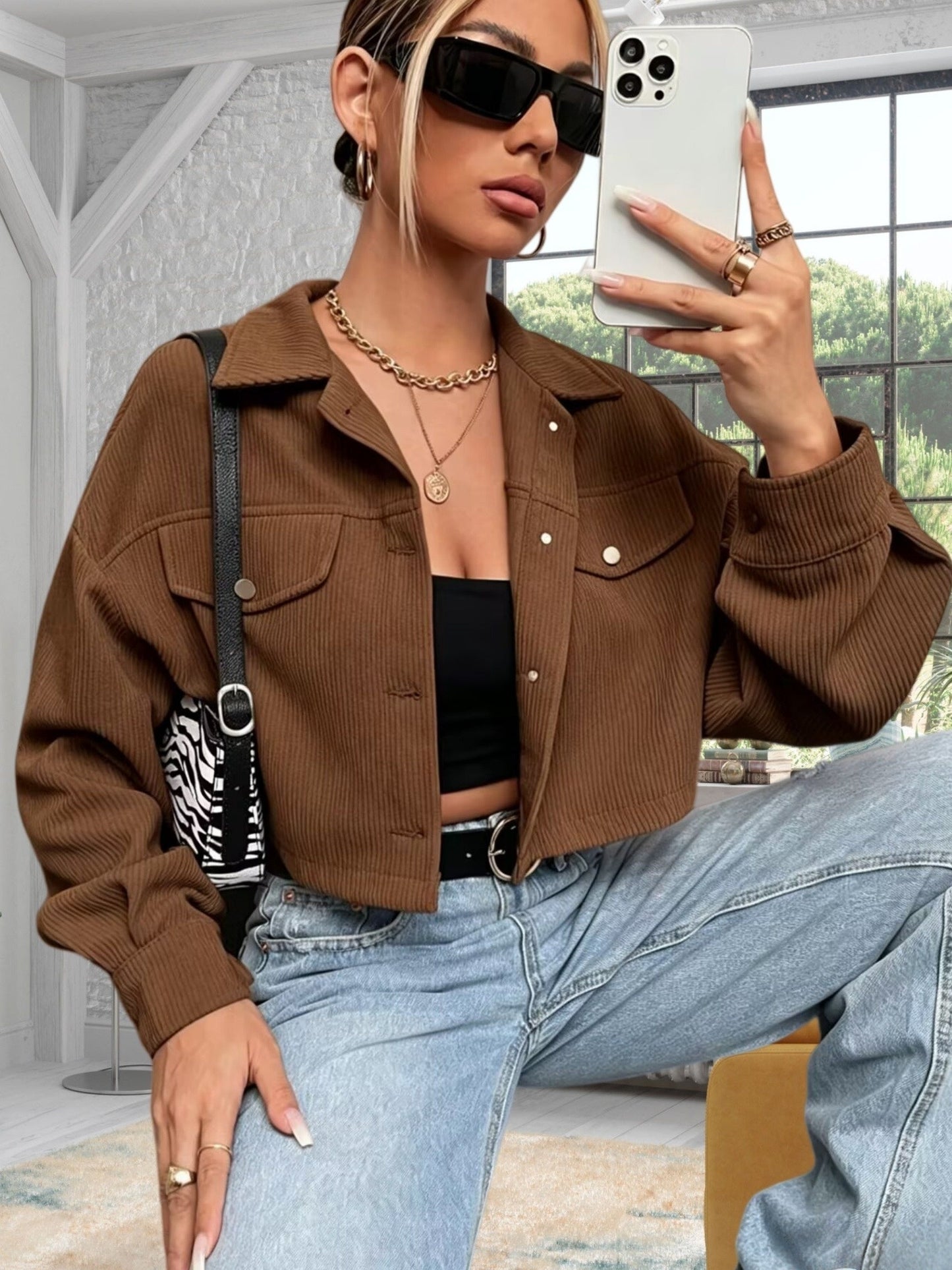 Veste courte côtelée femme, col chemise, boutonnée, poches à rabat, manches longues