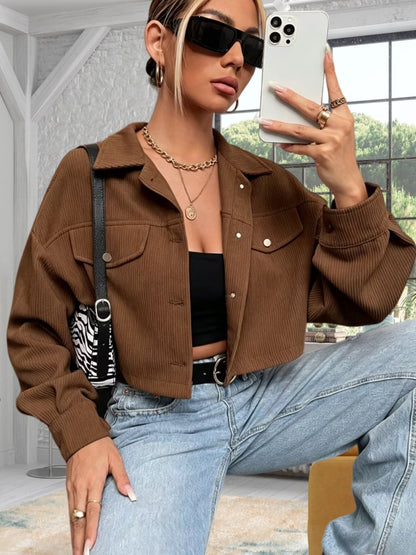 Veste courte côtelée femme, col chemise, boutonnée, poches à rabat, manches longues