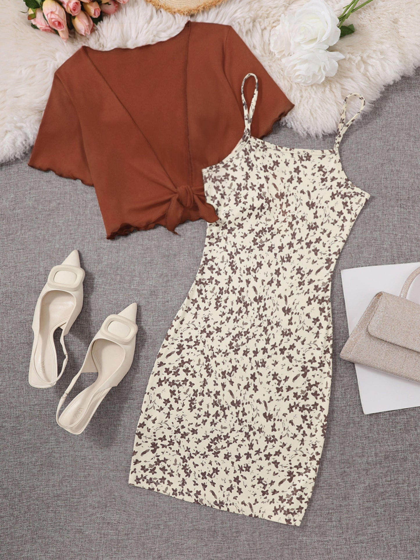 Abito floreale elegante con bolero annodato da donna, outfit chic per primavera ed estate