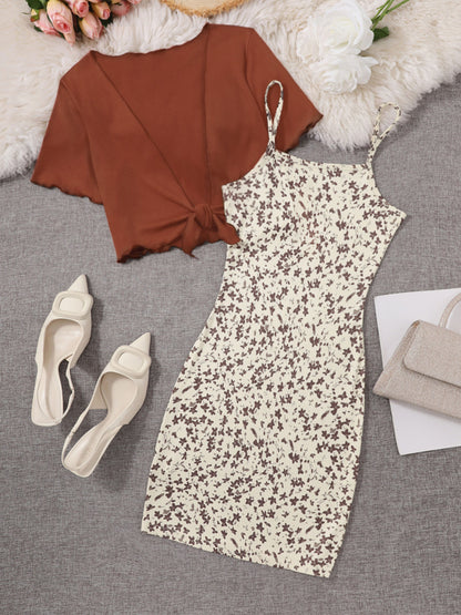 Abito floreale elegante con bolero annodato da donna, outfit chic per primavera ed estate