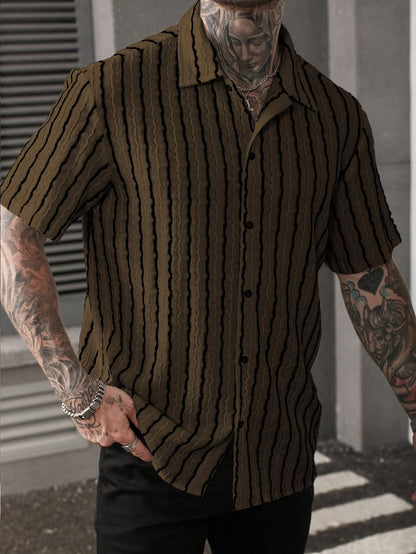 Chemise décontractée à rayures ondulées pour homme – Style estival tendance, idéale pour les sorties et les week-ends