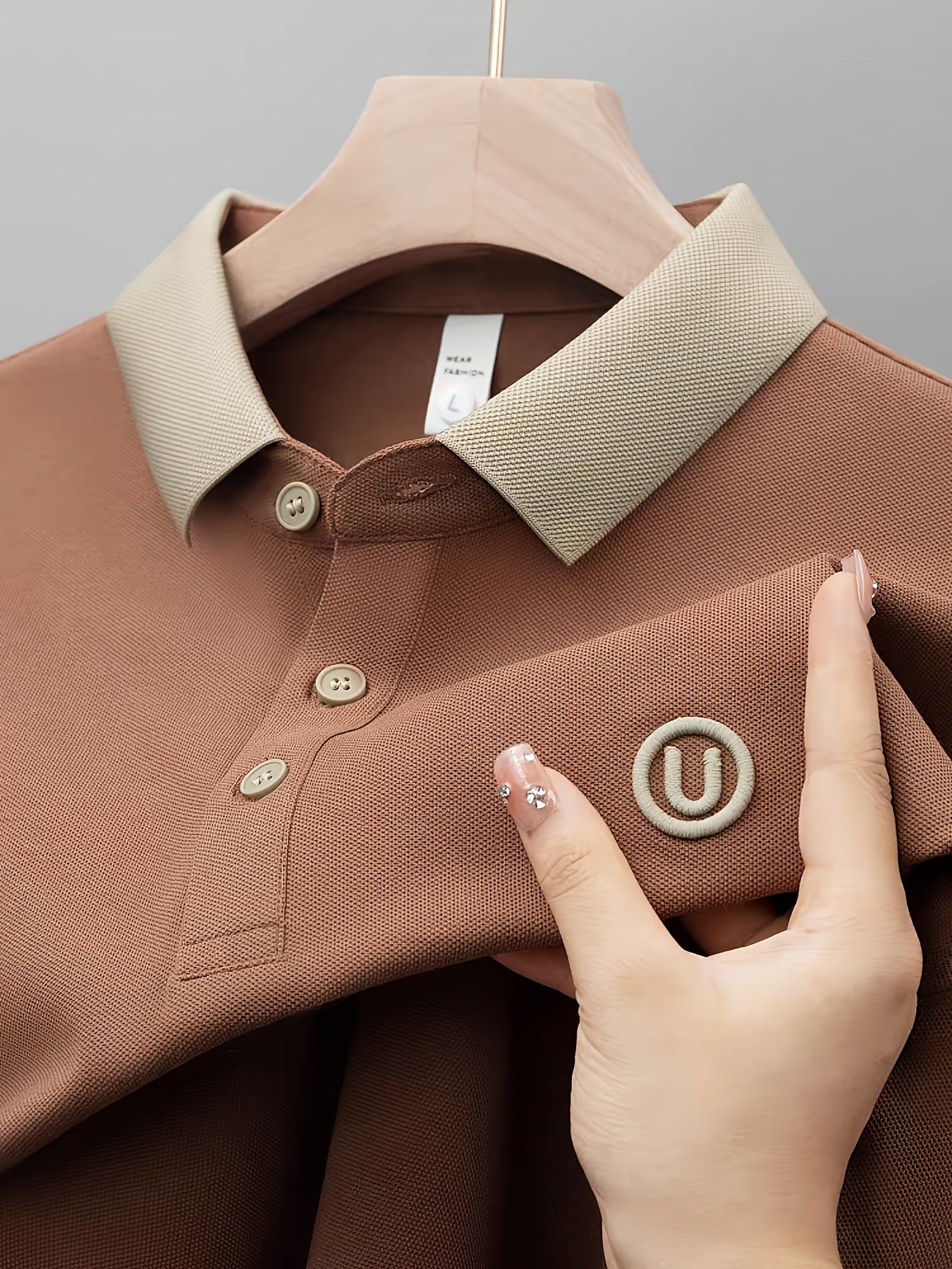 Polo casual para hombre con cuello contrastante y logo bordado – estilo moderno y versátil