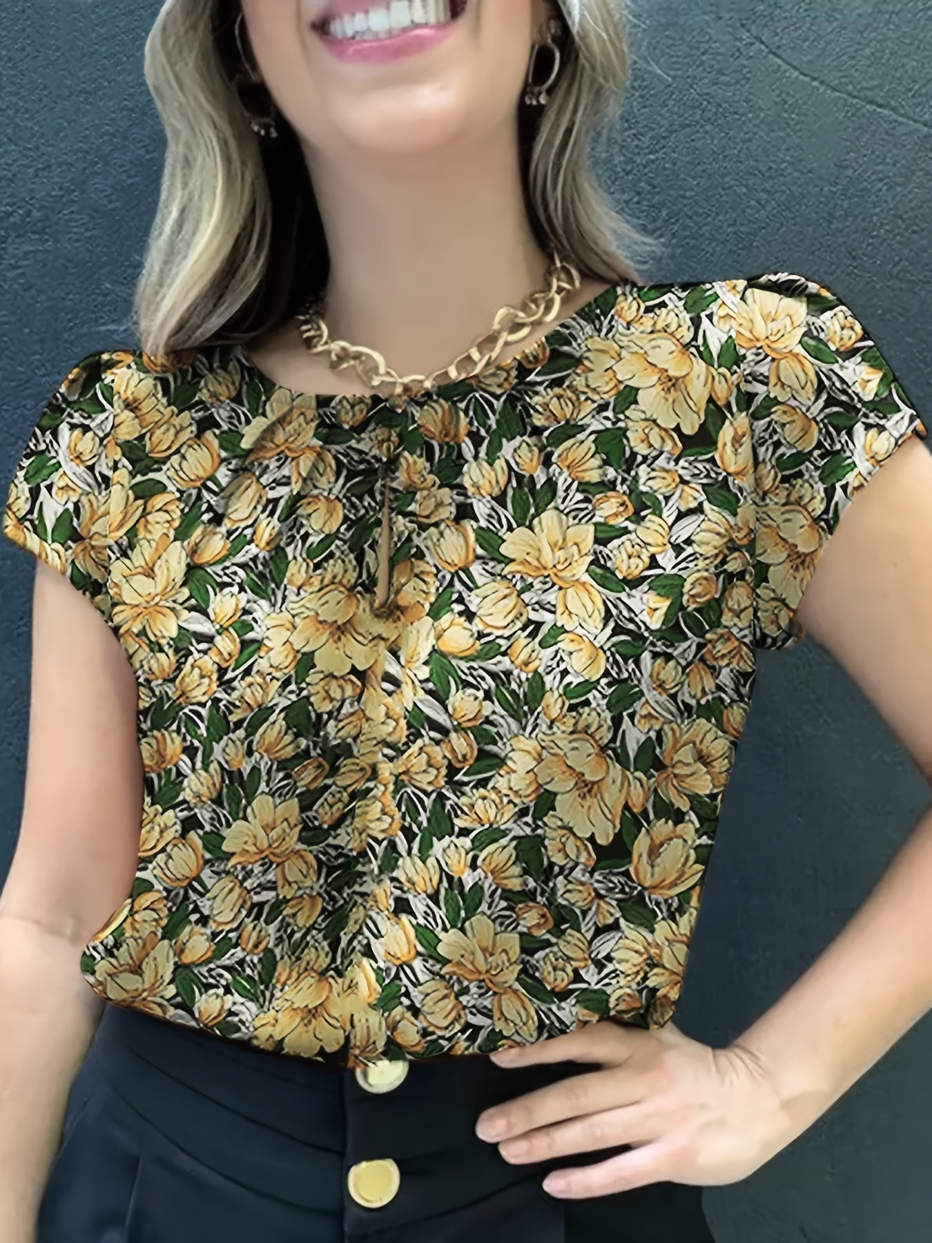 Blouse femme élégante à manches courtes style floral chic pour usage quotidien ou bureau