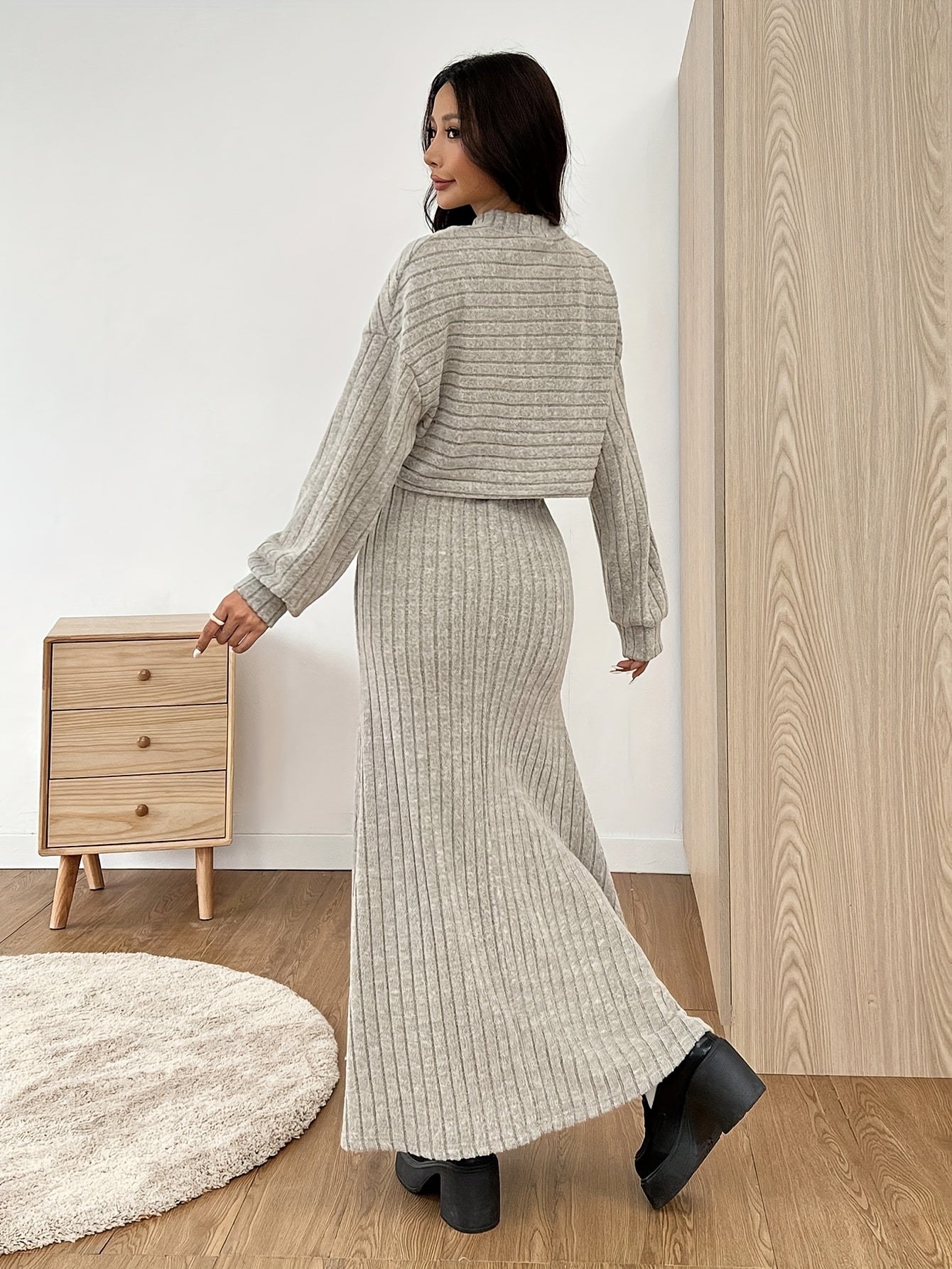 Ensemble pull court et jupe longue côtelés gris pour femme
