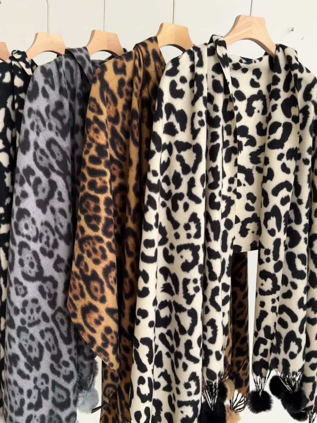 Écharpe large motif animalier avec pompons pour femme