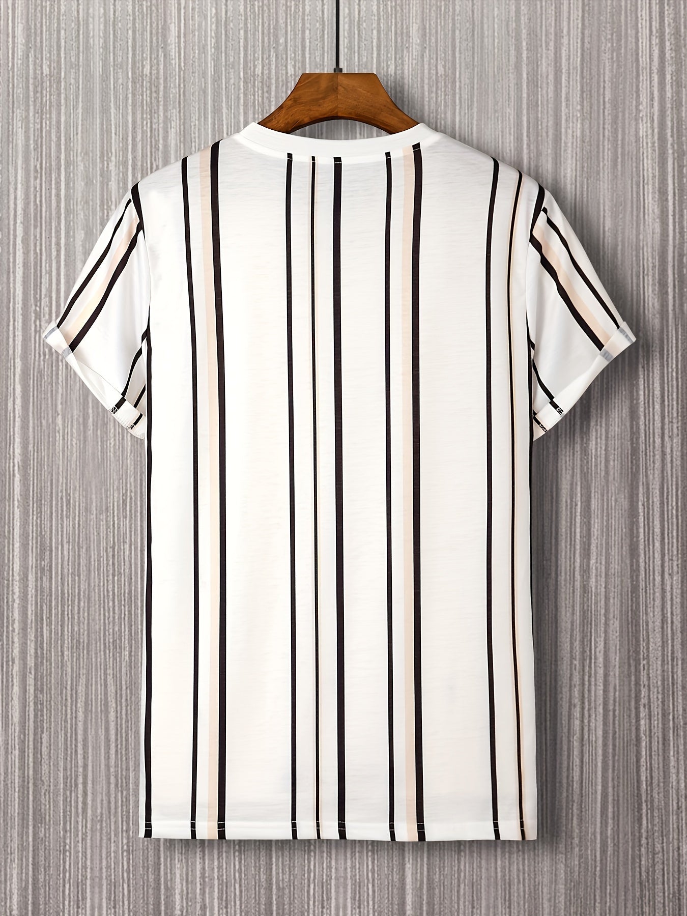 Kurzärmliges Herren-T-Shirt im modernen Stil mit vertikalen Streifen für einen trendigen urbanen Look