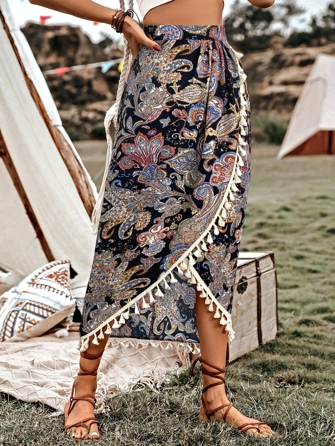 Falda cruzada bohemia para mujer estilo midi con estampado paisley y detalle de pompones para verano y vacaciones