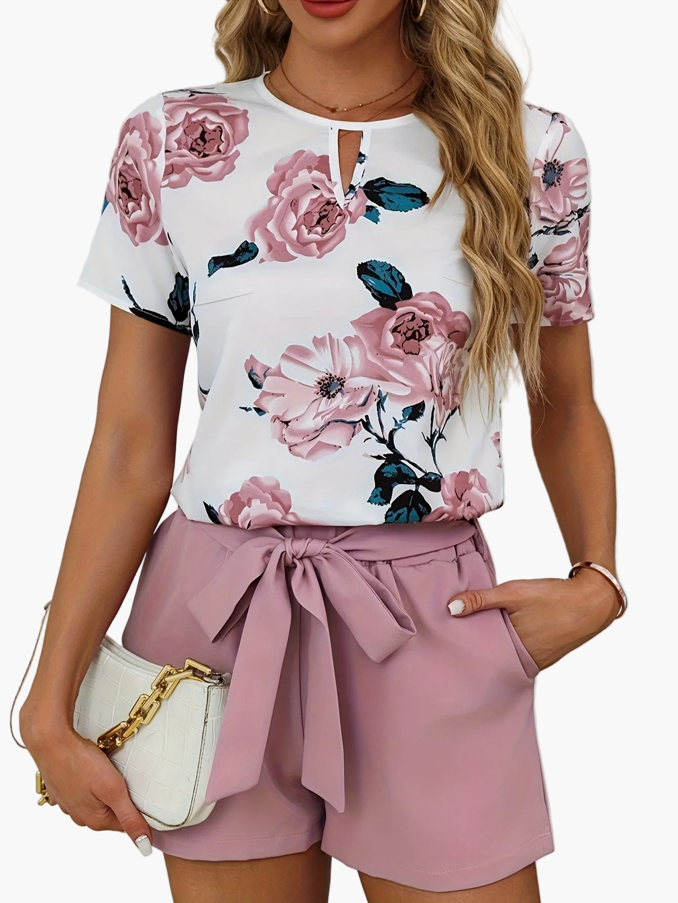 Elegant dameoutfit med blomsterprint og bælte – forårs- og sommersstil, ideel til udflugter eller hverdag