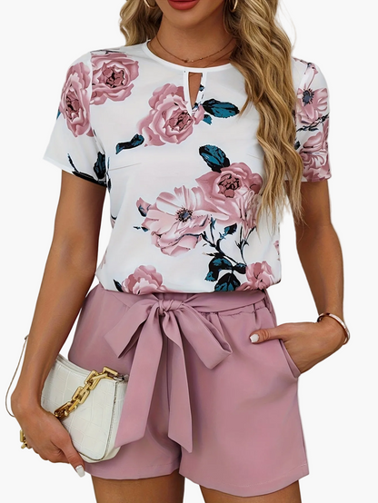 Elegant dameoutfit med blomsterprint og bælte – forårs- og sommersstil, ideel til udflugter eller hverdag