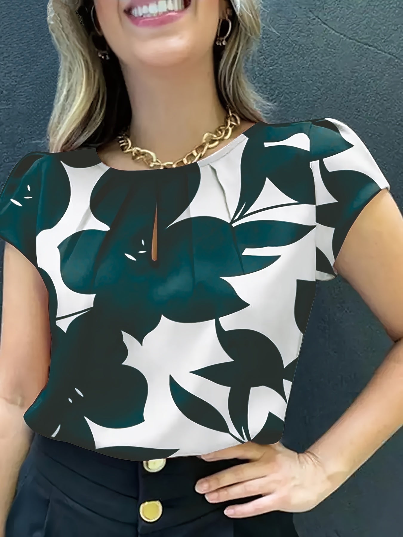 Elegant blus för kvinnor med abstrakt mönster, korta ärmar, chic stil för kontoret och utflykter