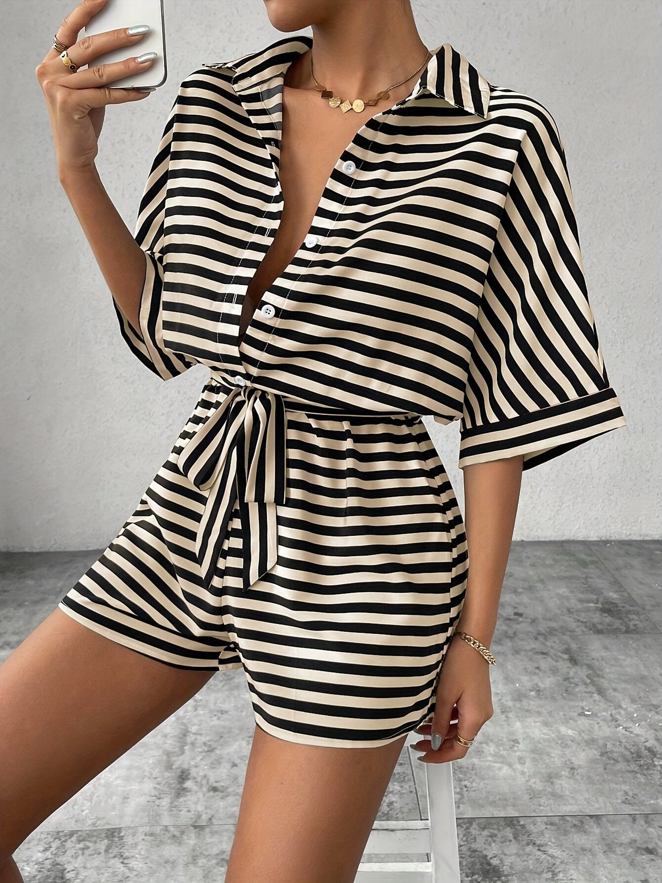 Lässiger gestreifter Damen-Shorts-Overall – schicker und bequemer Sommerstil