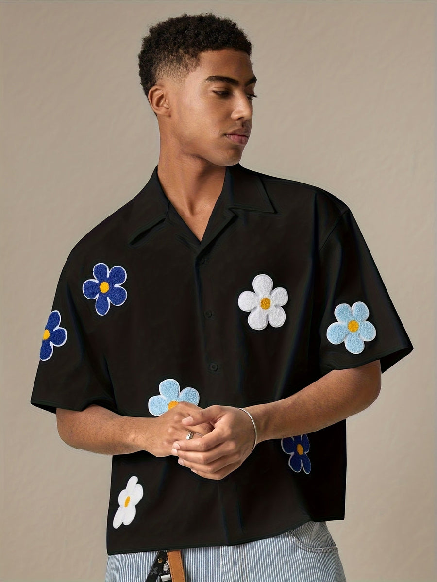 Avslappet kortermet camp-skjorte for menn med blomsterapplikasjoner for en trendy sommerstil