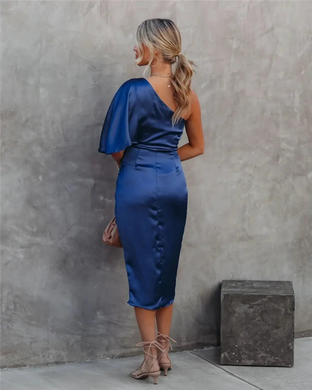 Robe midi asymétrique de soirée pour femme, style drapé élégant, usage événementiel et cocktail