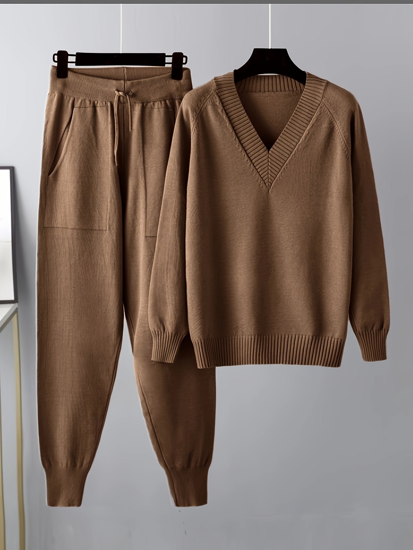 Ensemble pull col V et pantalon jogger, tricot doux, beige clair