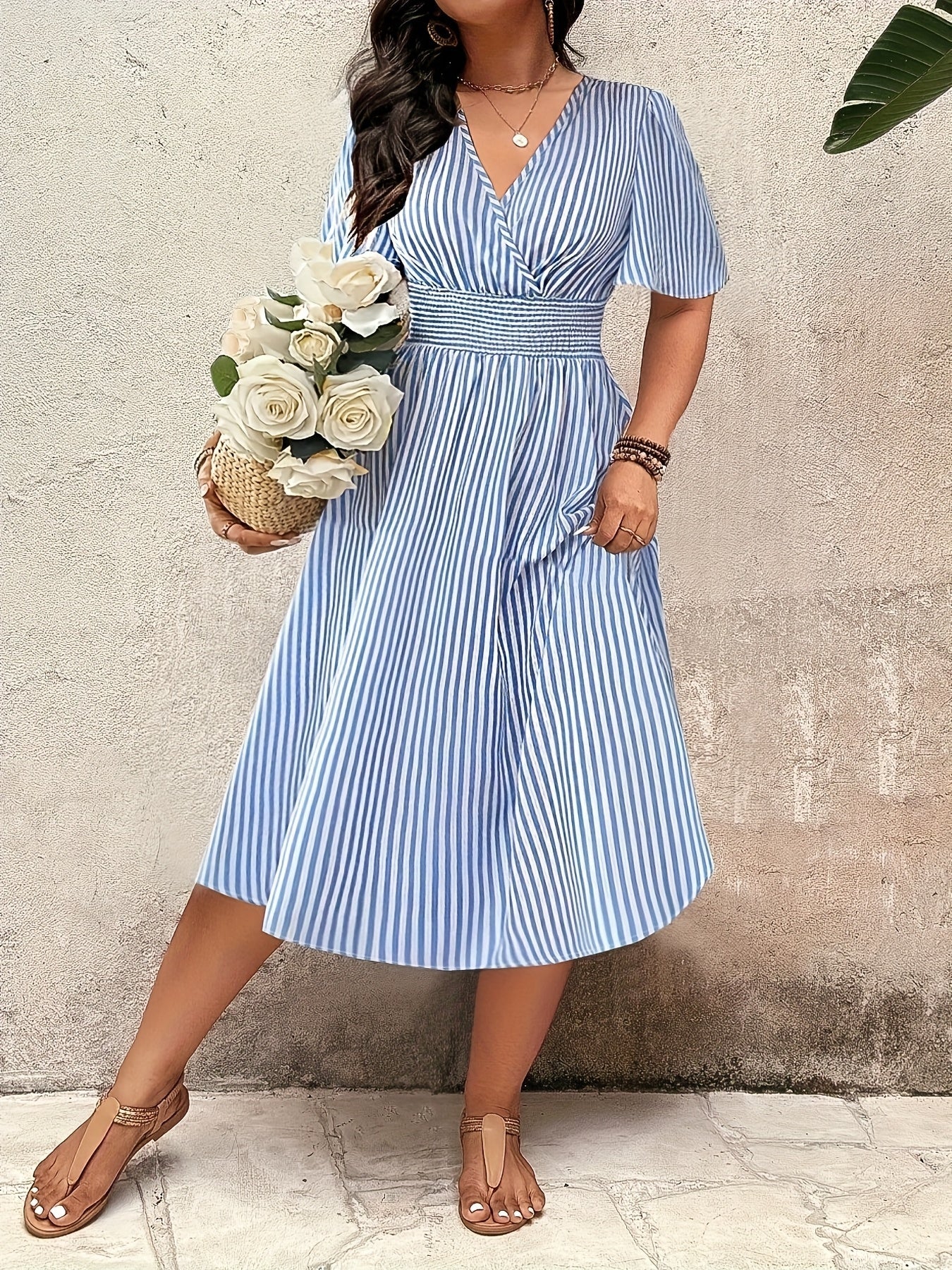 Robe élégante à rayures pour femme, style croisé et taille smockée, idéale pour les occasions spéciales