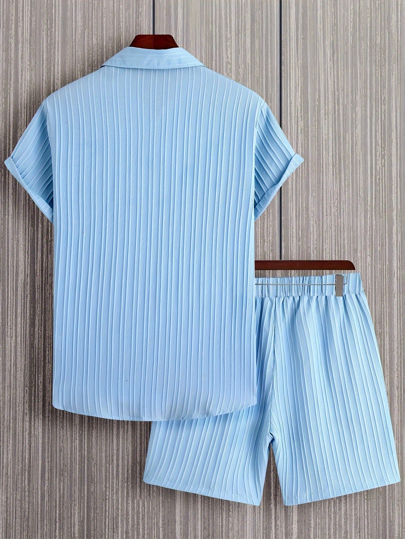 Lässiges Sommeroutfit für Herren, Kurzarmhemd und Shorts, urbaner Stil, ideal für den Sommer