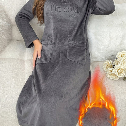 Robe de Nuit en Polaire Douce Femme - Manches Longues, Col Rond, Poches, Motif Brodé "Yes, I'm cold."