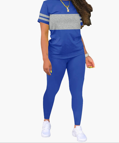 Avslappnat damset med randig t-shirt och leggings – sportig chic vardagsstil