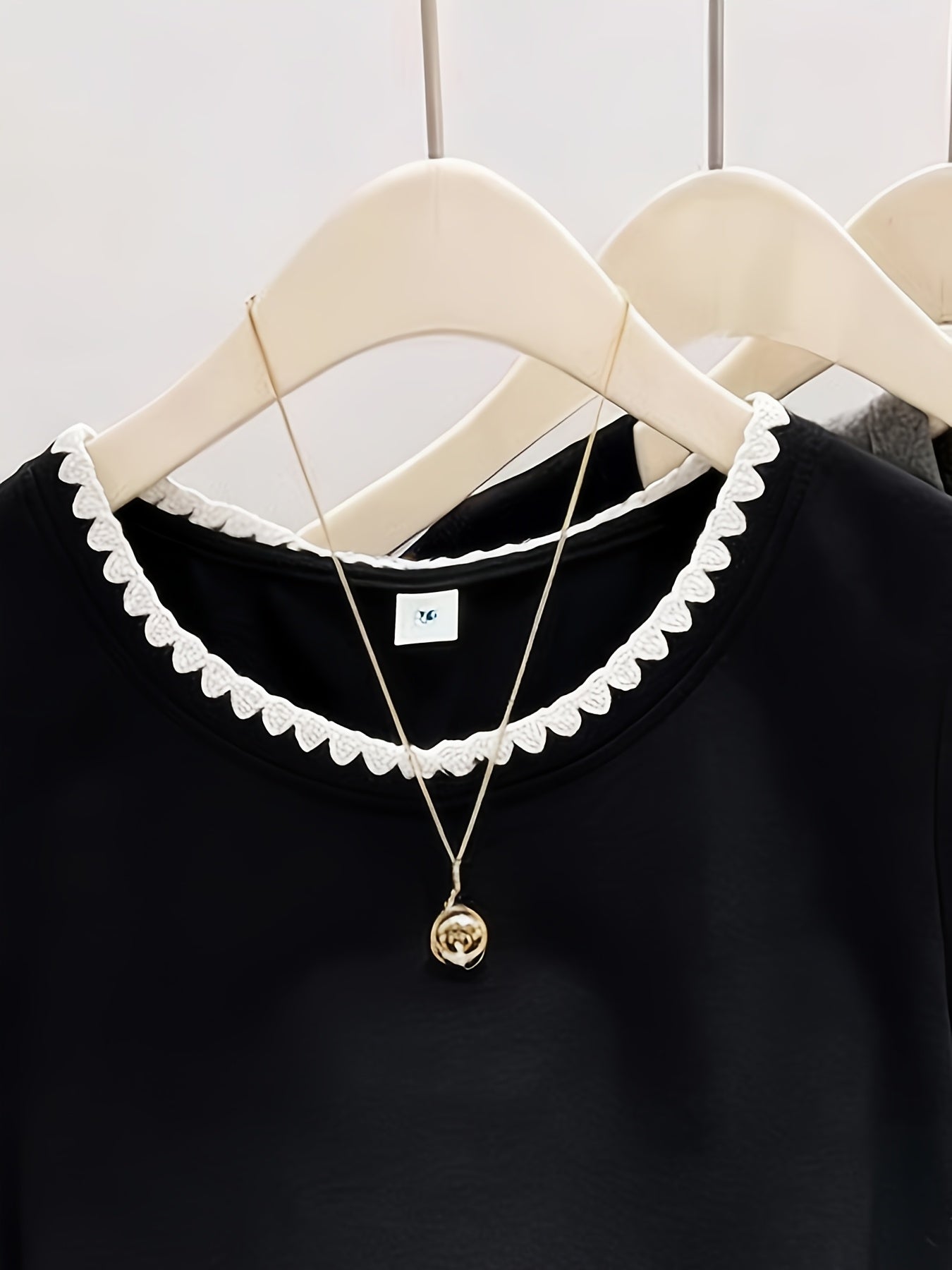 Elegant women's blouse with scalloped collar, chic everyday style