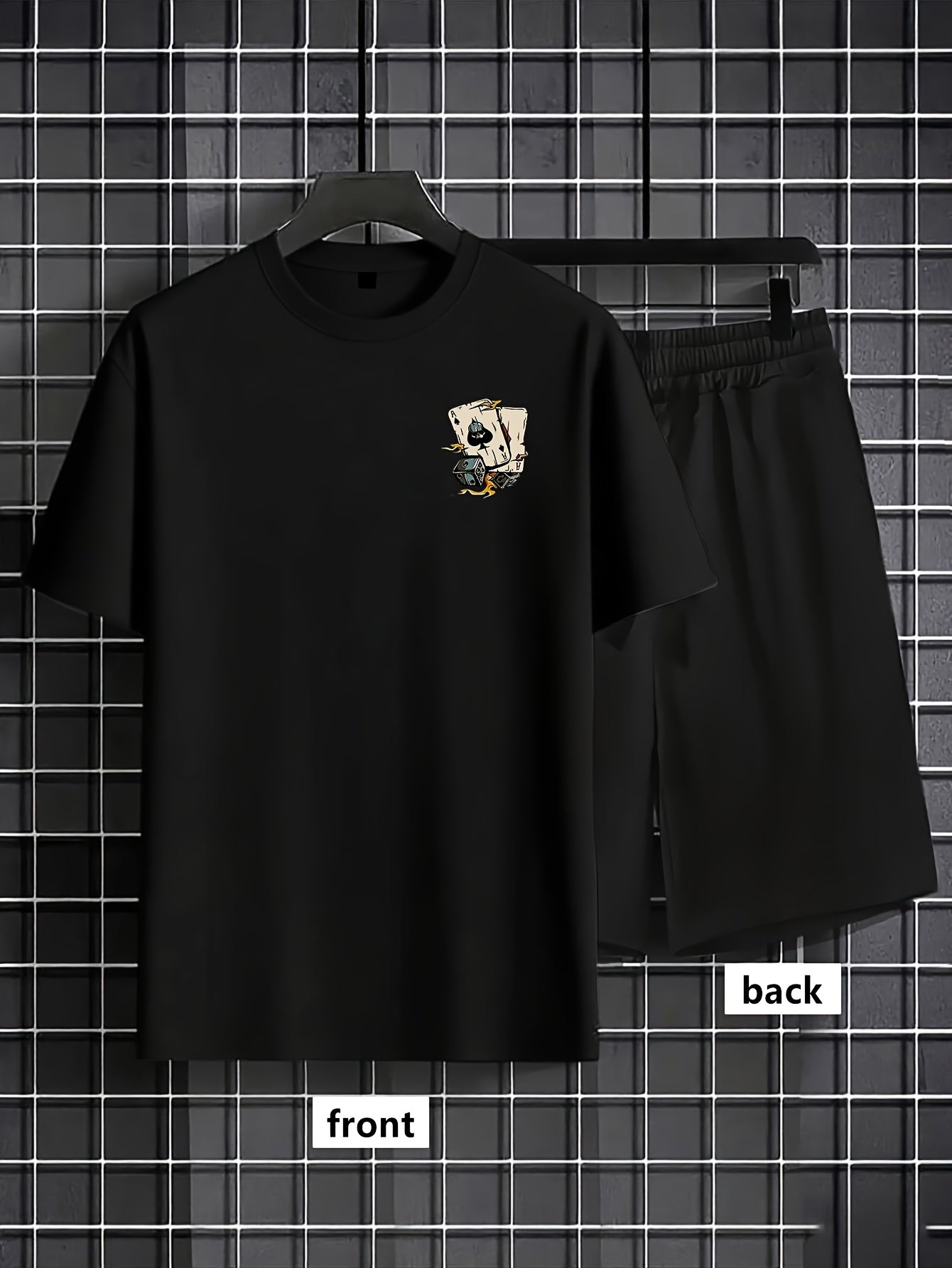 Lässiges Herren Outfit – T-Shirt mit Pik-Ass Aufdruck und Shorts, moderner Stil, ideal für den Sommer