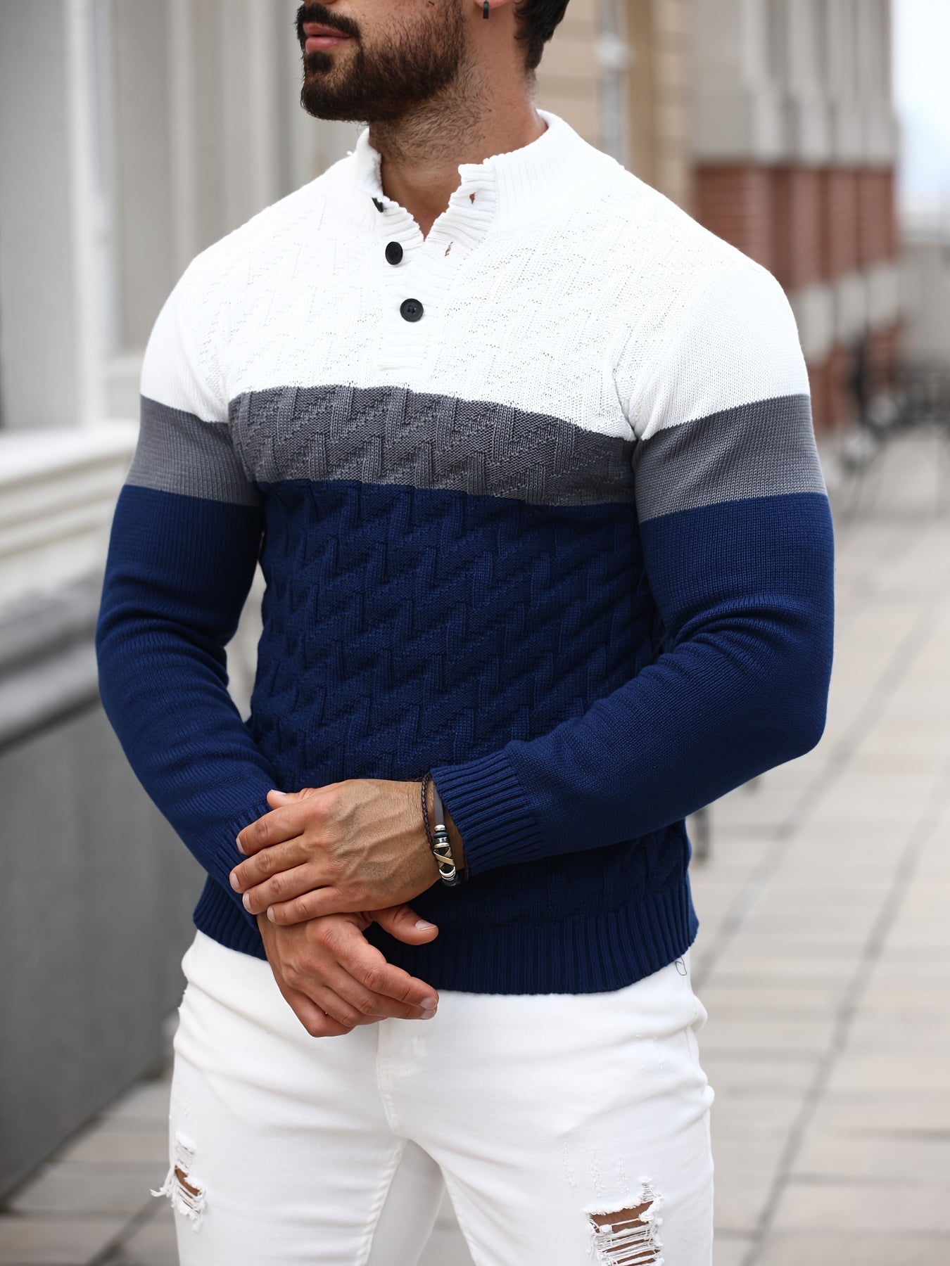 Pull homme tricoté à col montant boutonné rayé
