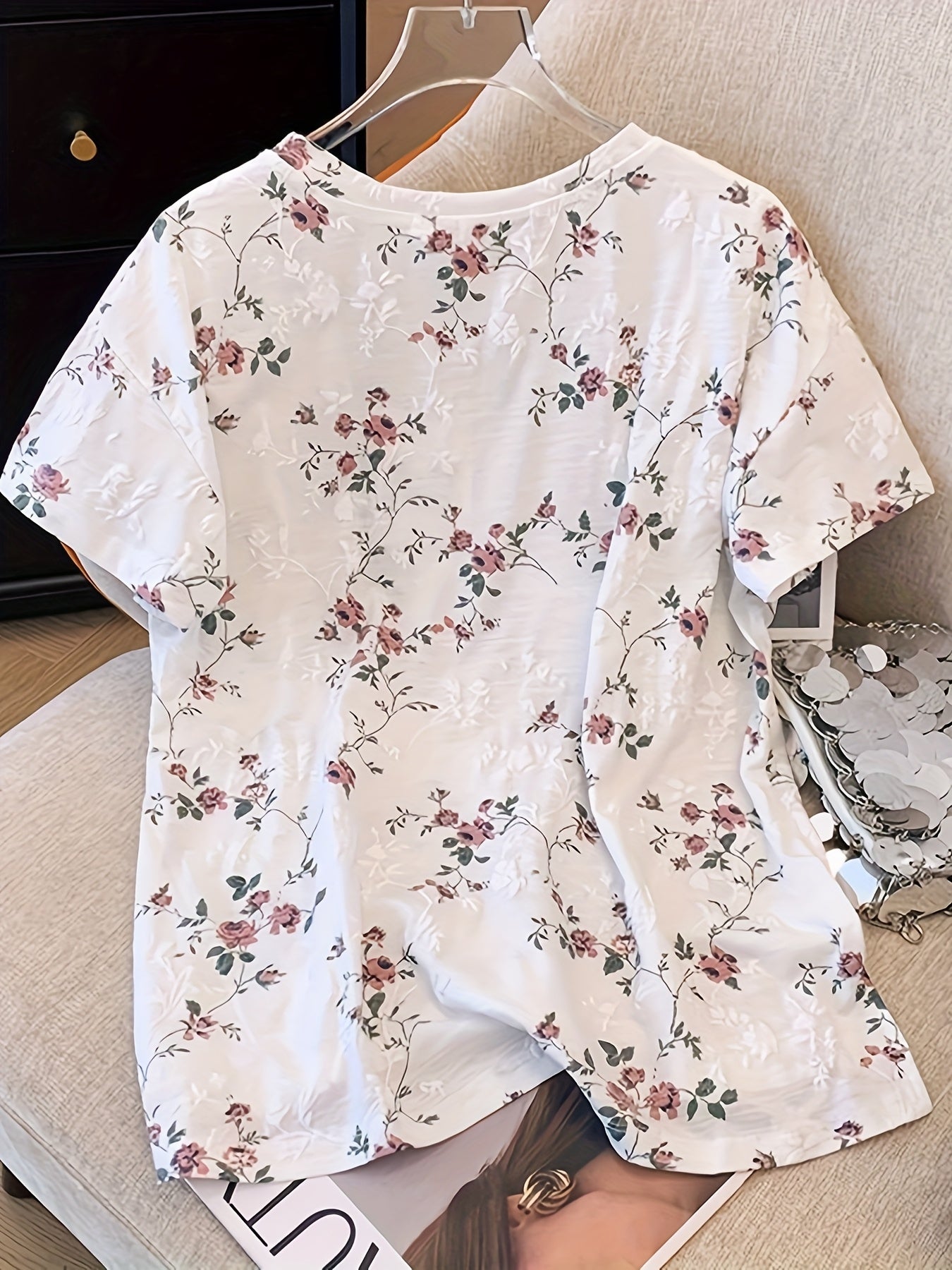 T-shirt donna a maniche corte stile chic con motivo floreale – Ideale per primavera ed estate