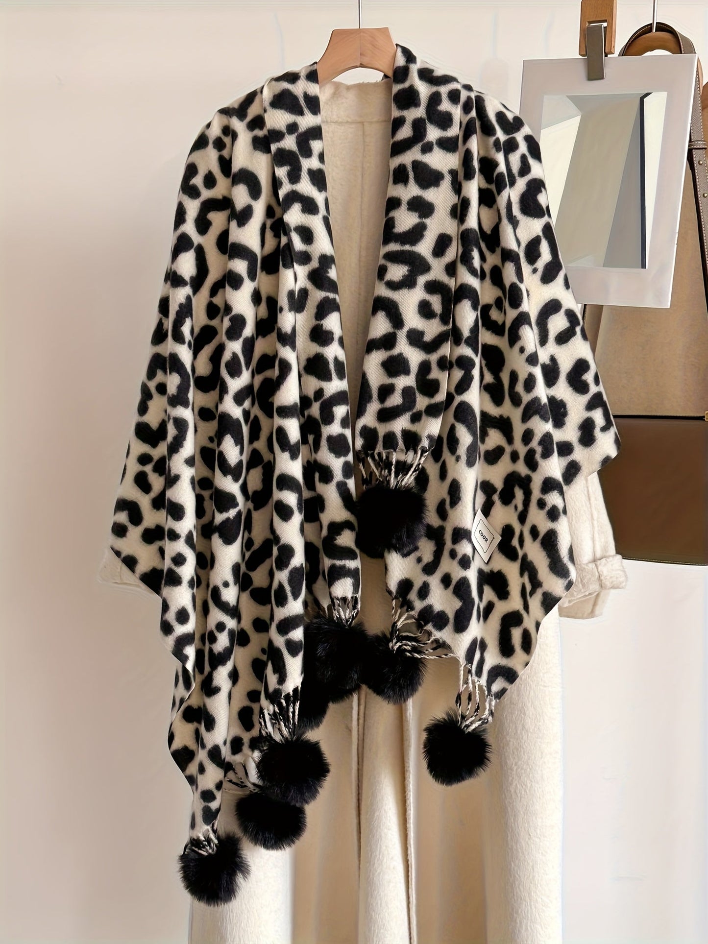 Écharpe large motif animalier avec pompons pour femme