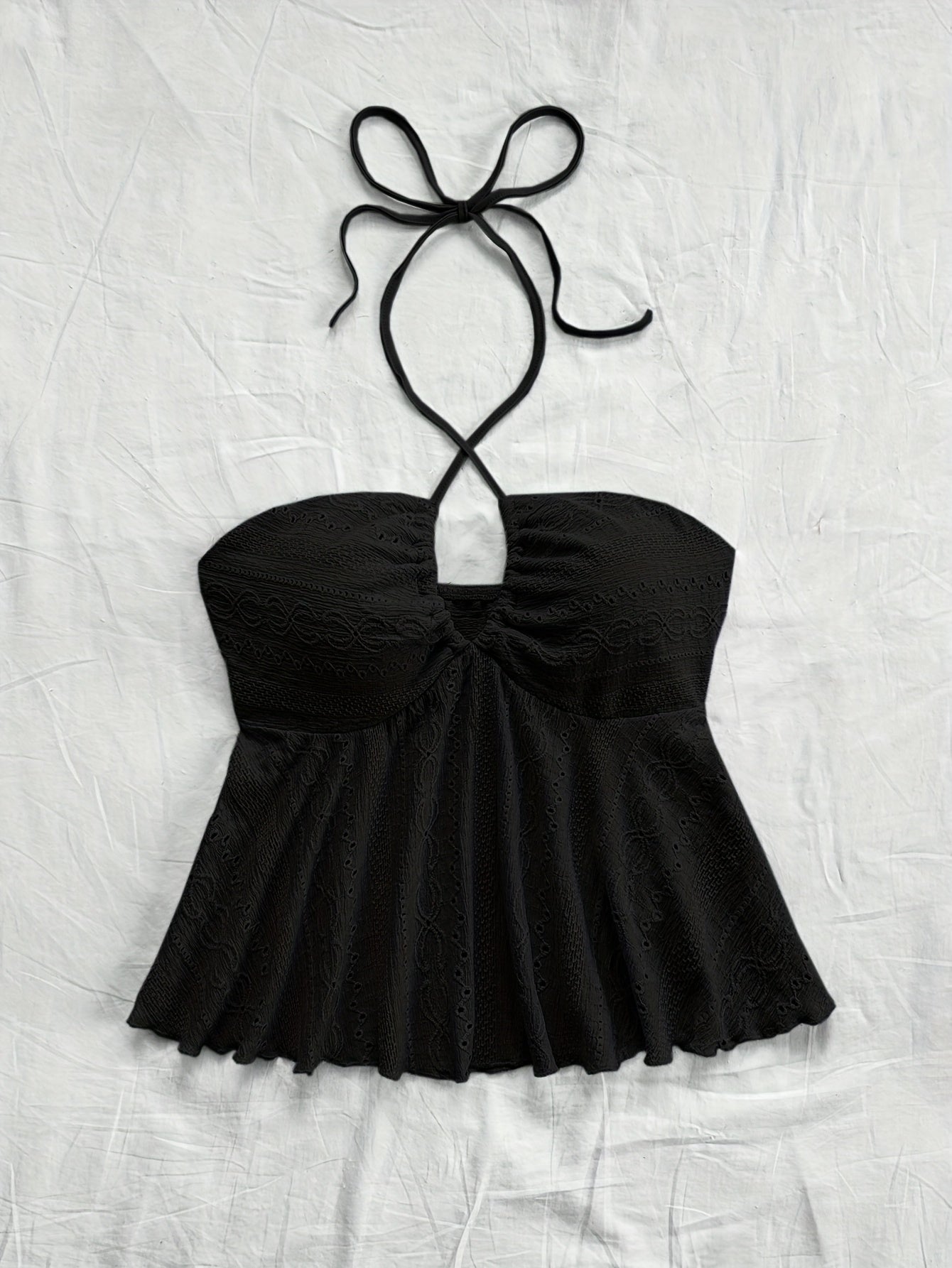 Top femenino de espalda descubierta estilo babydoll bordado para un look veraniego romántico