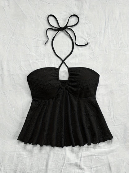 Top femenino de espalda descubierta estilo babydoll bordado para un look veraniego romántico