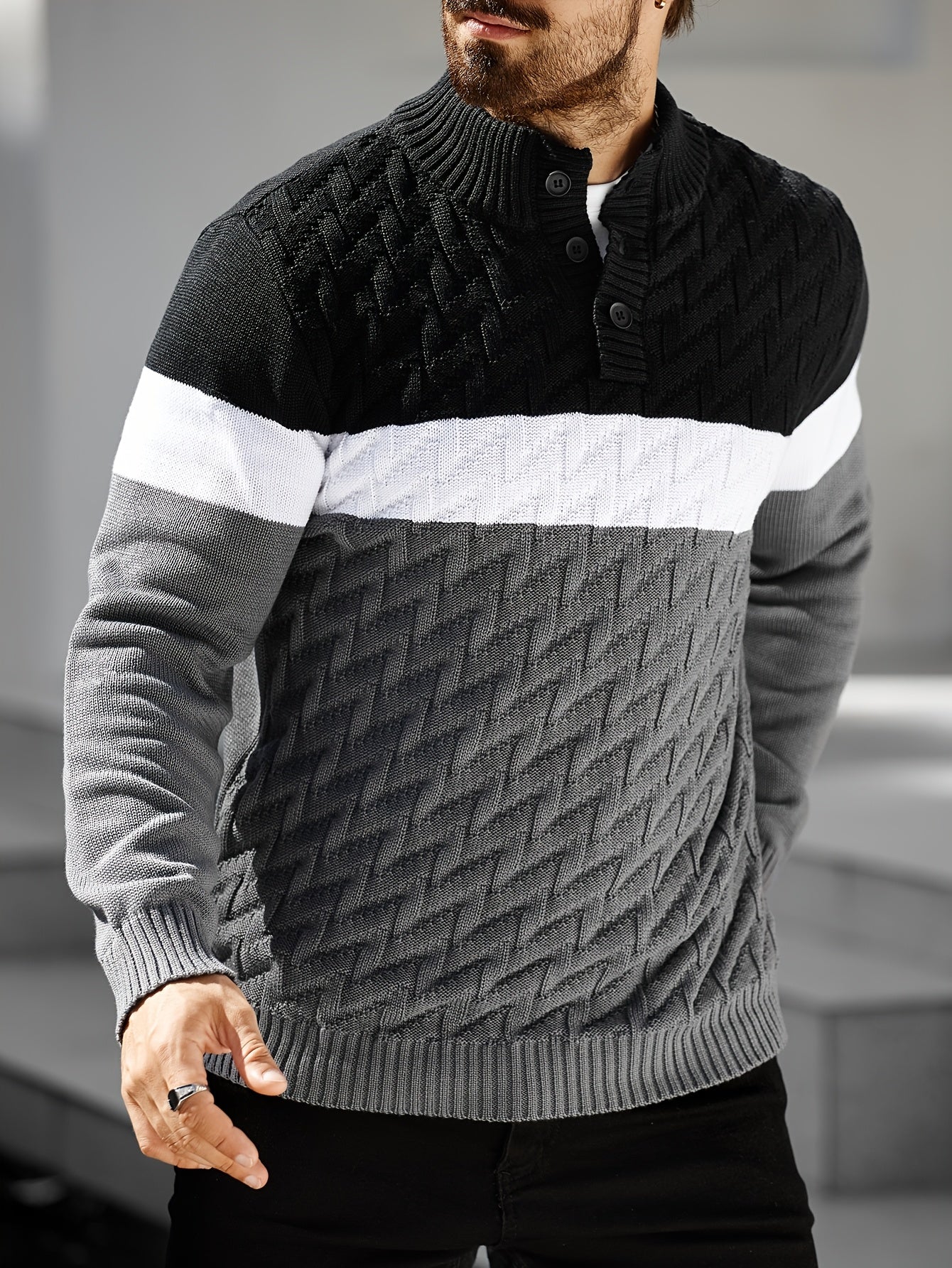 Pull homme tricoté à col montant boutonné rayé