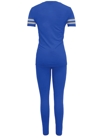Avslappnat damset med randig t-shirt och leggings – sportig chic vardagsstil